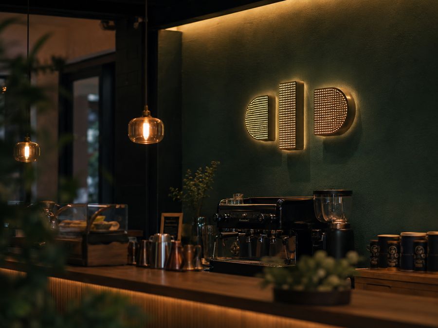 Matrix-Front-Buchstaben über einer Café-Theke